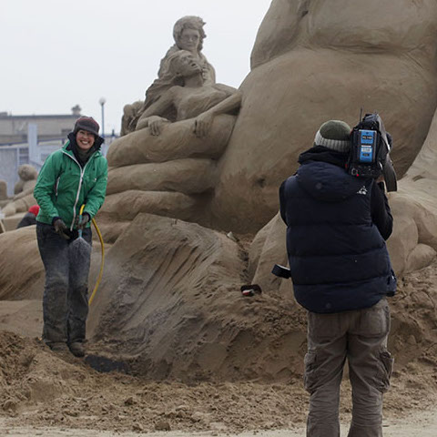Laughing during TV interview King Kong 6 m high sandscultpure 2013
